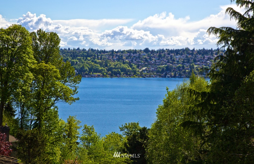 8142 West Mercer Way Mercer Island, WA 98040 - Photo 2 of 24