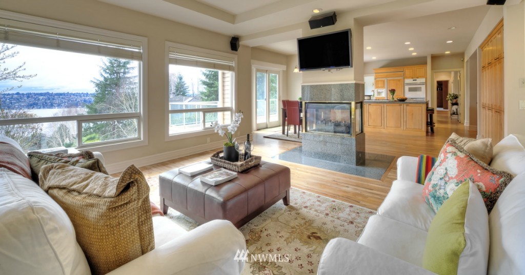 8142 West Mercer Way Mercer Island, WA 98040 - Photo 11 of 24