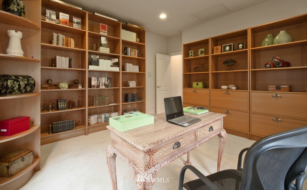 8142 West Mercer Way Mercer Island, WA 98040 - Photo 12 of 24