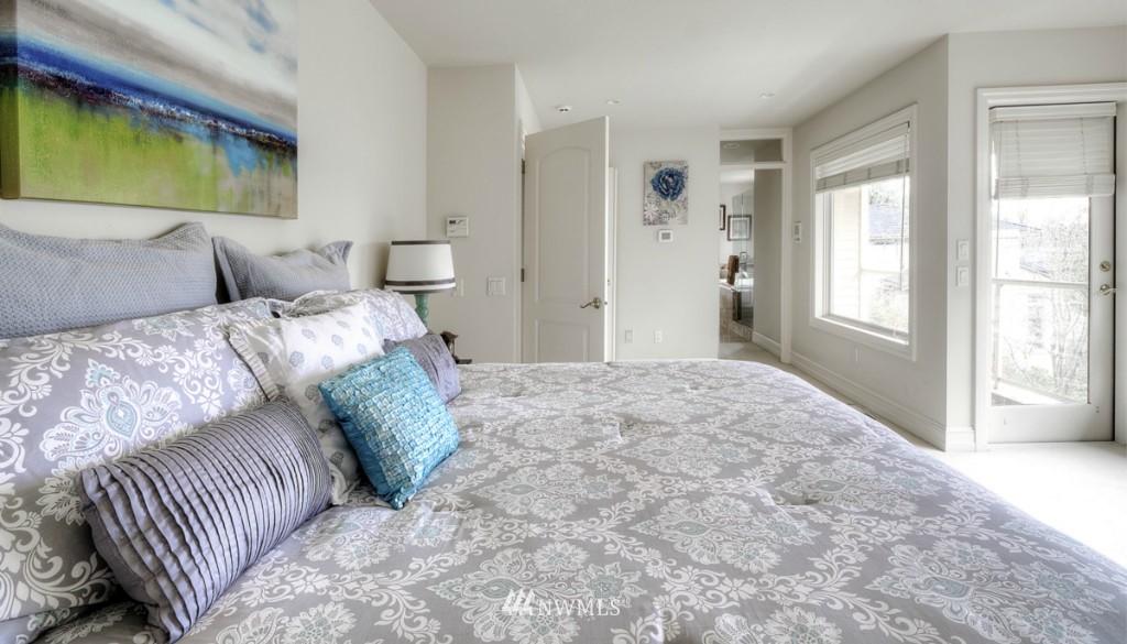 8142 West Mercer Way Mercer Island, WA 98040 - Photo 13 of 24