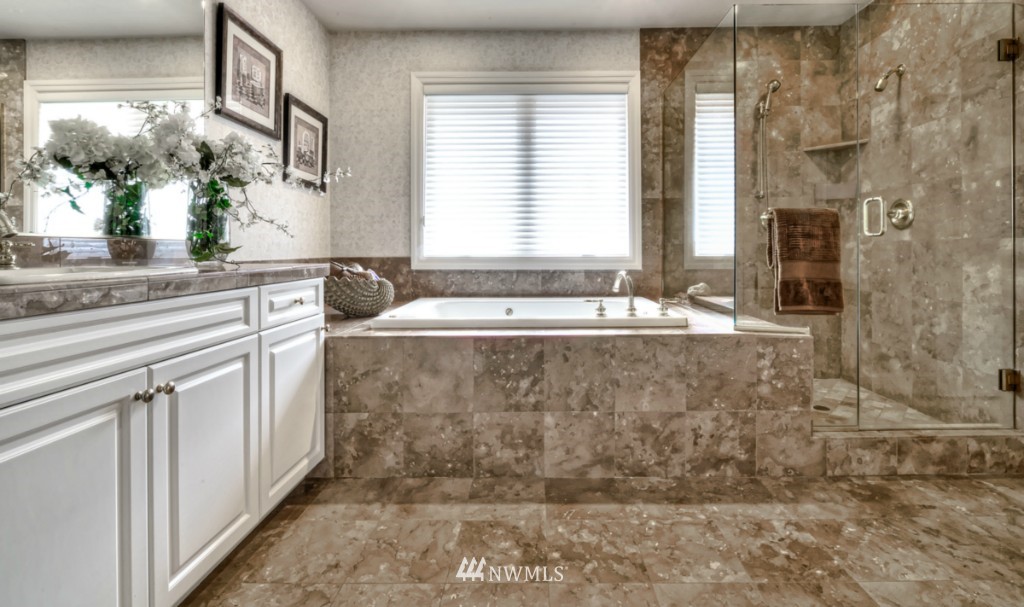 8142 West Mercer Way Mercer Island, WA 98040 - Photo 14 of 24