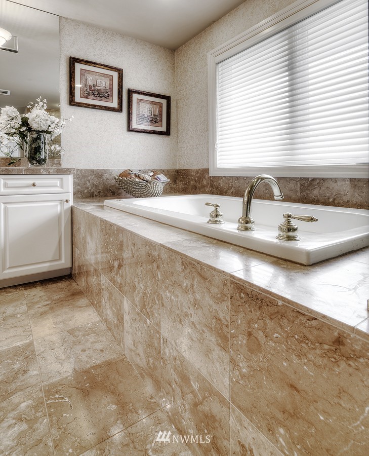8142 West Mercer Way Mercer Island, WA 98040 - Photo 15 of 24