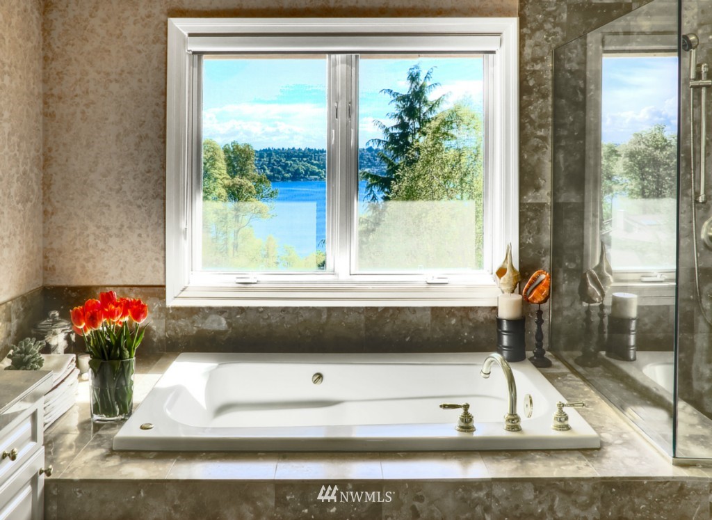 8142 West Mercer Way Mercer Island, WA 98040 - Photo 16 of 24