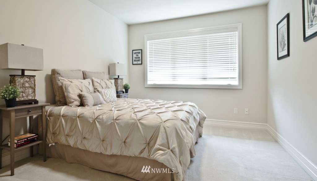 8142 West Mercer Way Mercer Island, WA 98040 - Photo 17 of 24