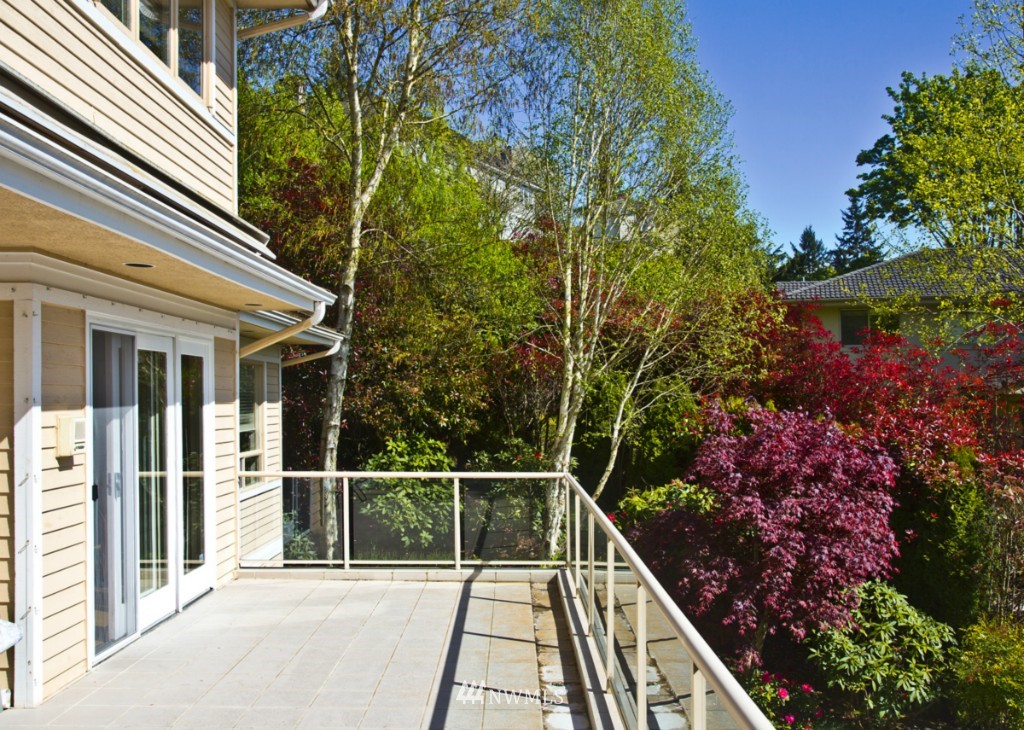 8142 West Mercer Way Mercer Island, WA 98040 - Photo 23 of 24