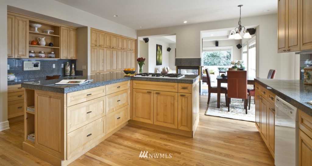 8142 West Mercer Way Mercer Island, WA 98040 - Photo 8 of 24