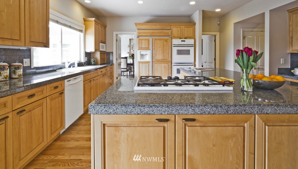 8142 West Mercer Way Mercer Island, WA 98040 - Photo 9 of 24