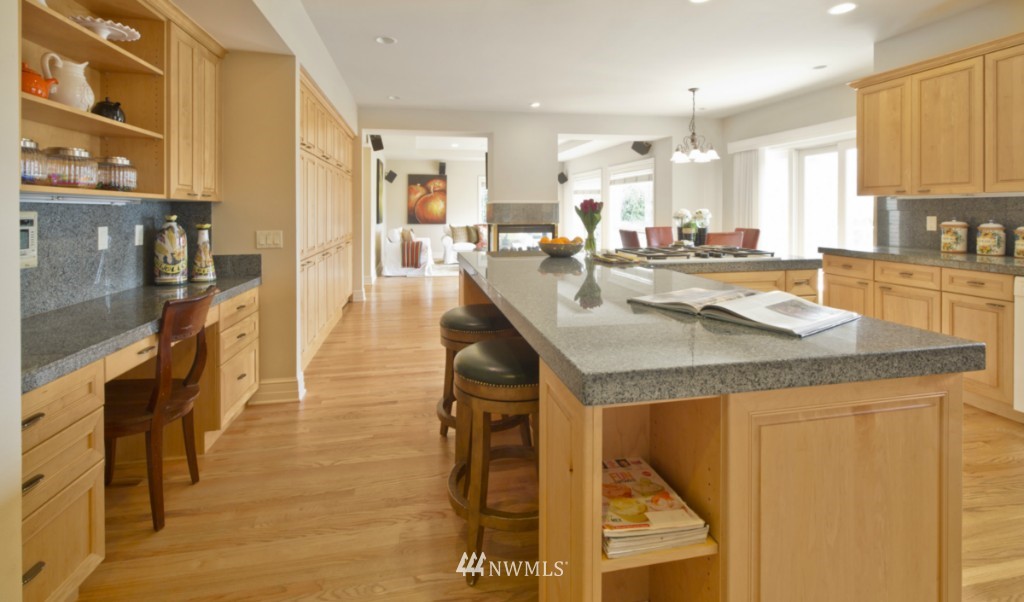 8142 West Mercer Way Mercer Island, WA 98040 - Photo 10 of 24