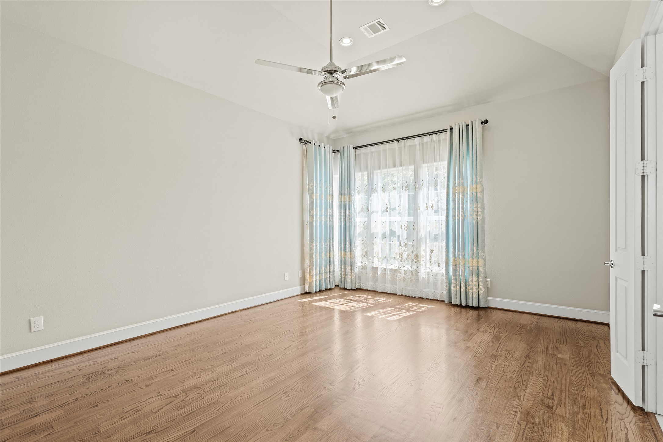 10902 Grove Tree Lane Houston, TX 77043 - Photo 6 of 36