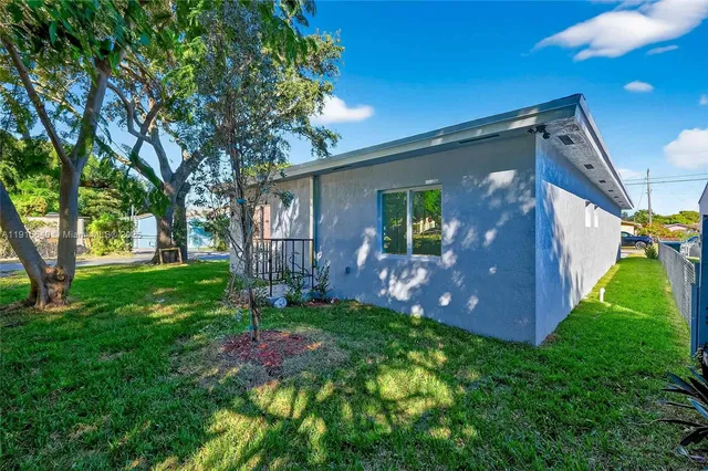 a view of a back yard of the house