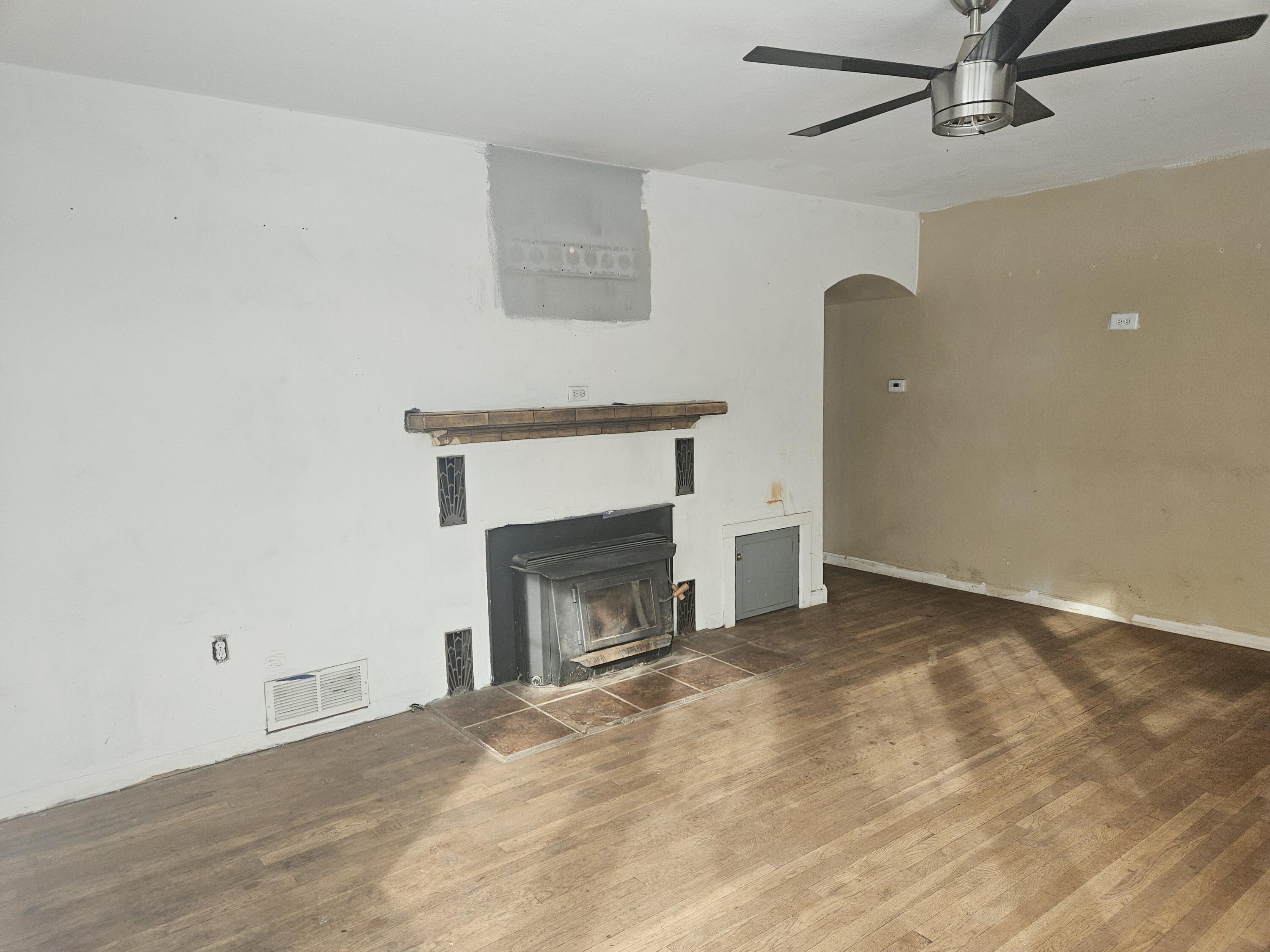 413 South H Street Lakeview, OR 97630 - Photo 3 of 17 3. Living room