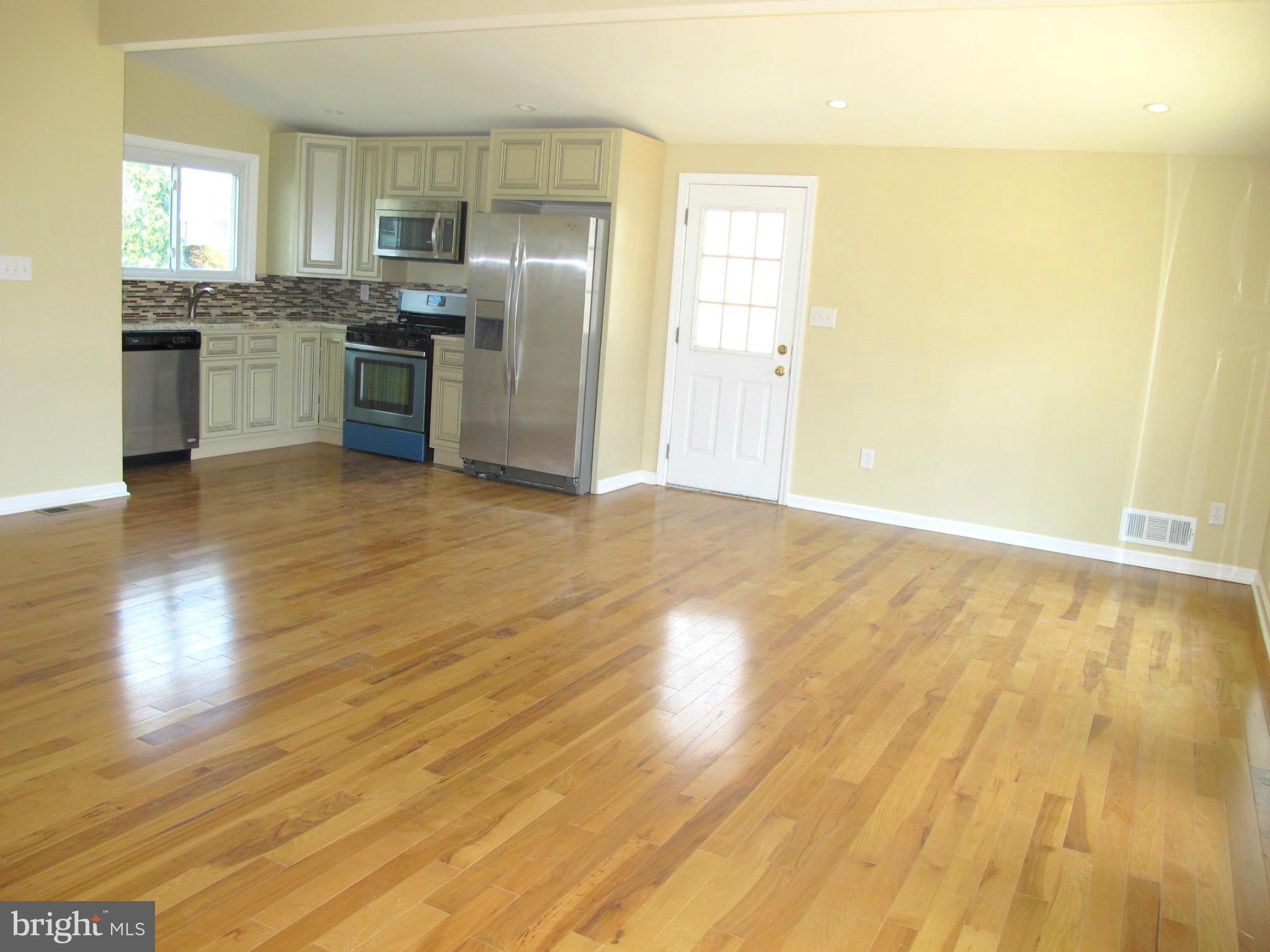 3007 Fairview Road Baltimore, MD 21207 - Photo 7 of 22 Living Room