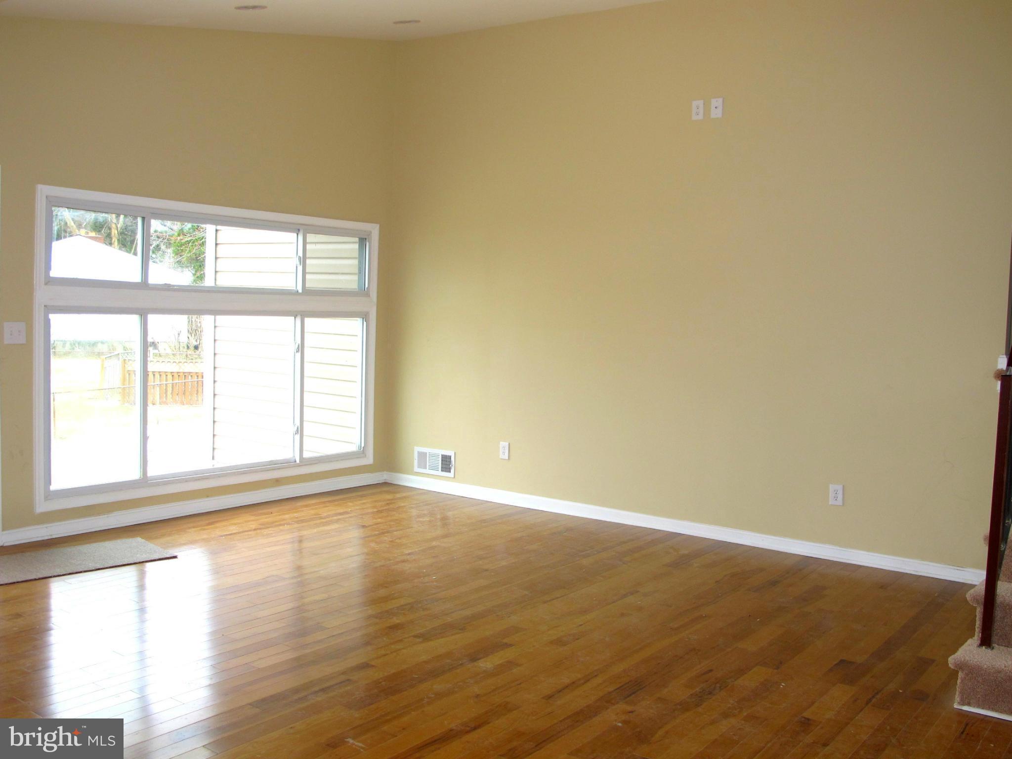 3007 Fairview Road Baltimore, MD 21207 - Photo 9 of 22 Living Room