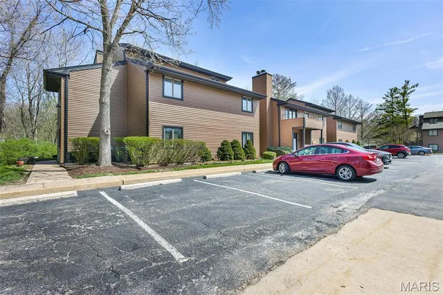 $2,400 | 13815 Amiot Drive, Maryland Heights, MO 63146