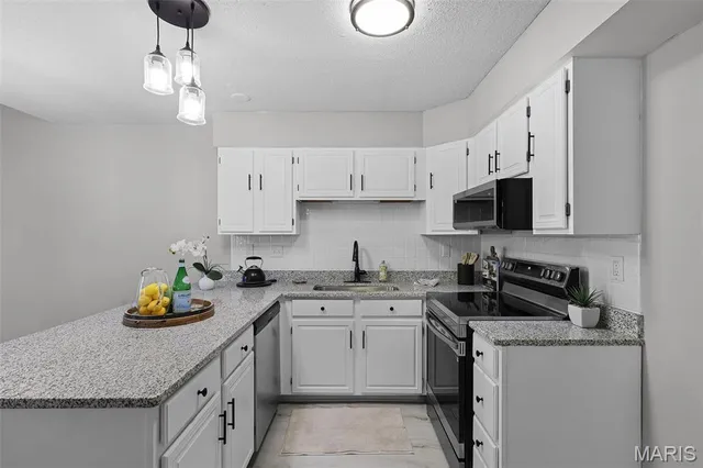 $2,400 | 13815 Amiot Drive, Maryland Heights, MO 63146