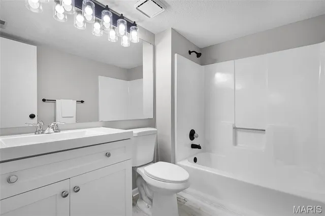 $2,400 | 13815 Amiot Drive, Maryland Heights, MO 63146