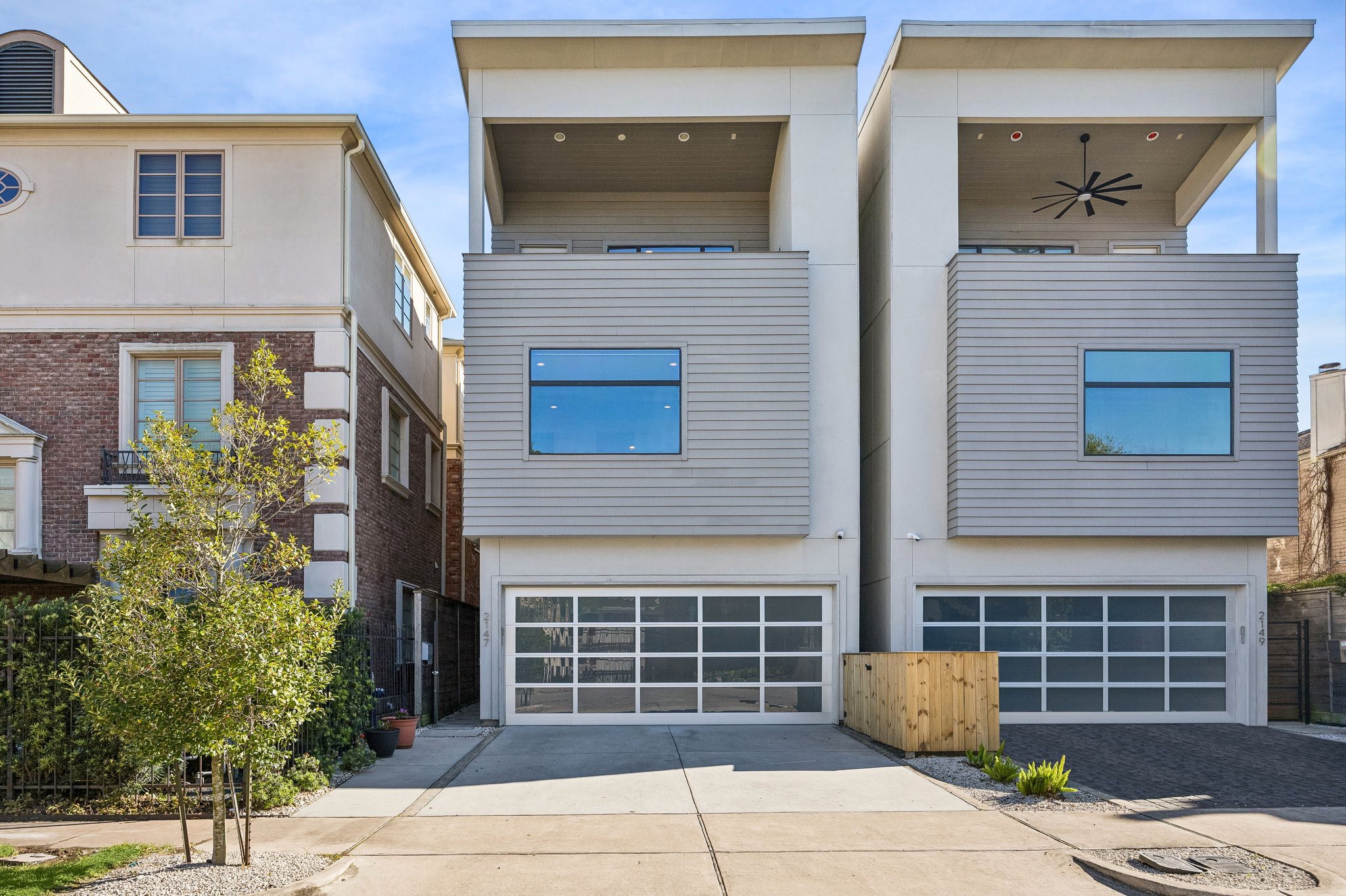 Welcome to this exceptional residence by OnPoint Custom Homes, ideally located near Upper Kirby’s premier dining, shopping, and lifestyle amenities. Contemporary design, clean lines, and abundant natural light define this thoughtfully crafted home.