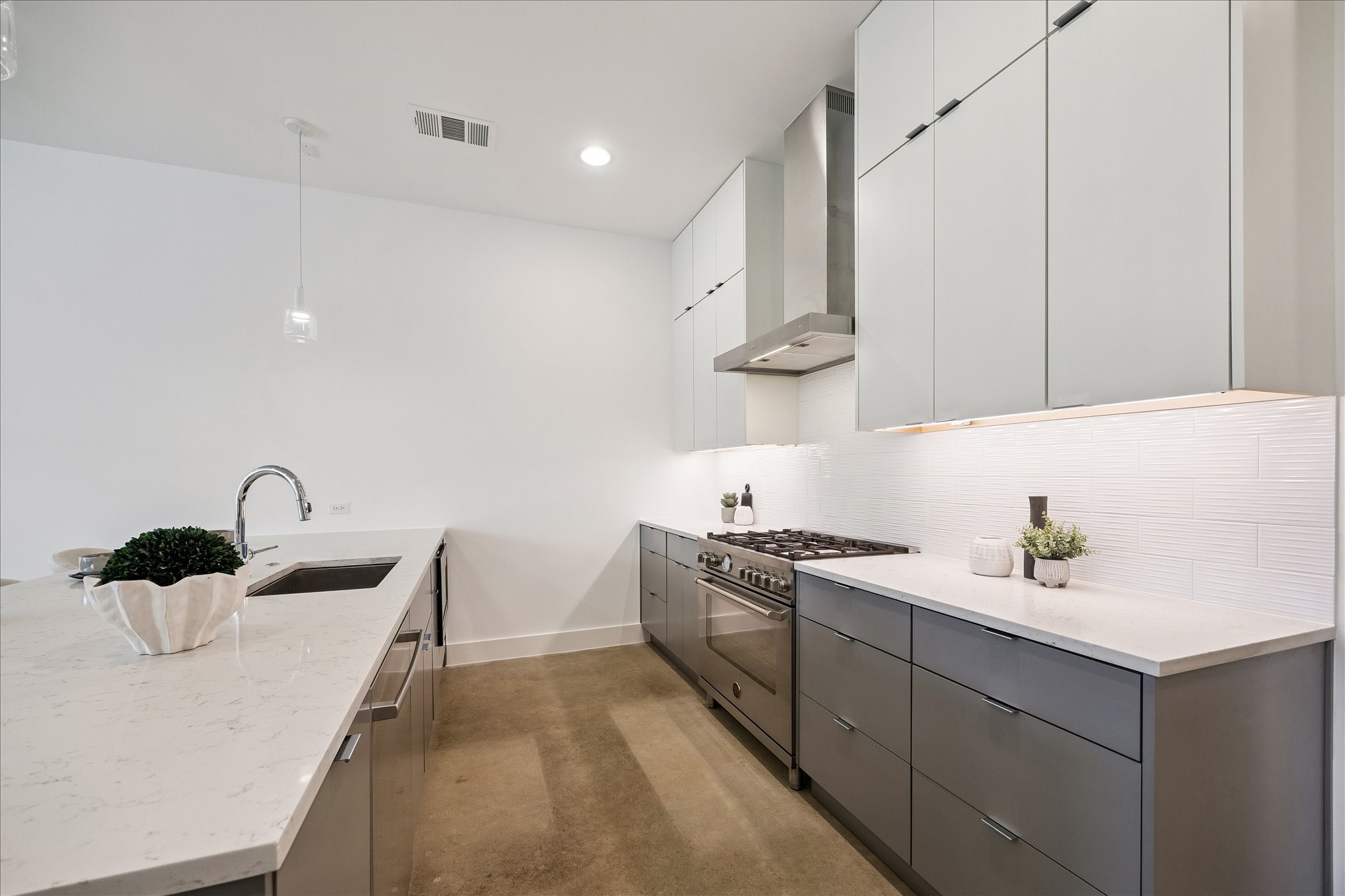 2147 Harold Street Houston, TX 77098 - Photo 11 of 28 Kitchen: A true focal point featuring ceiling-height soft close cabinetry, a Bertazzoni gas range/oven with vent hood, Bosch kitchen appliances and stylish backsplash.
