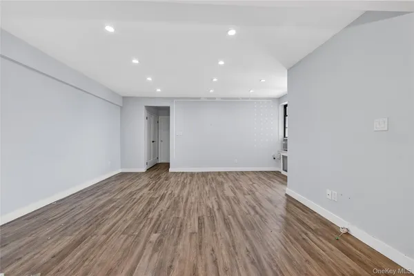 $2,500 | 170-06 Crocheron Avenue, Unit 3E | Murray Hill - Flushing