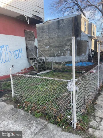a view of a entrance gate of the house