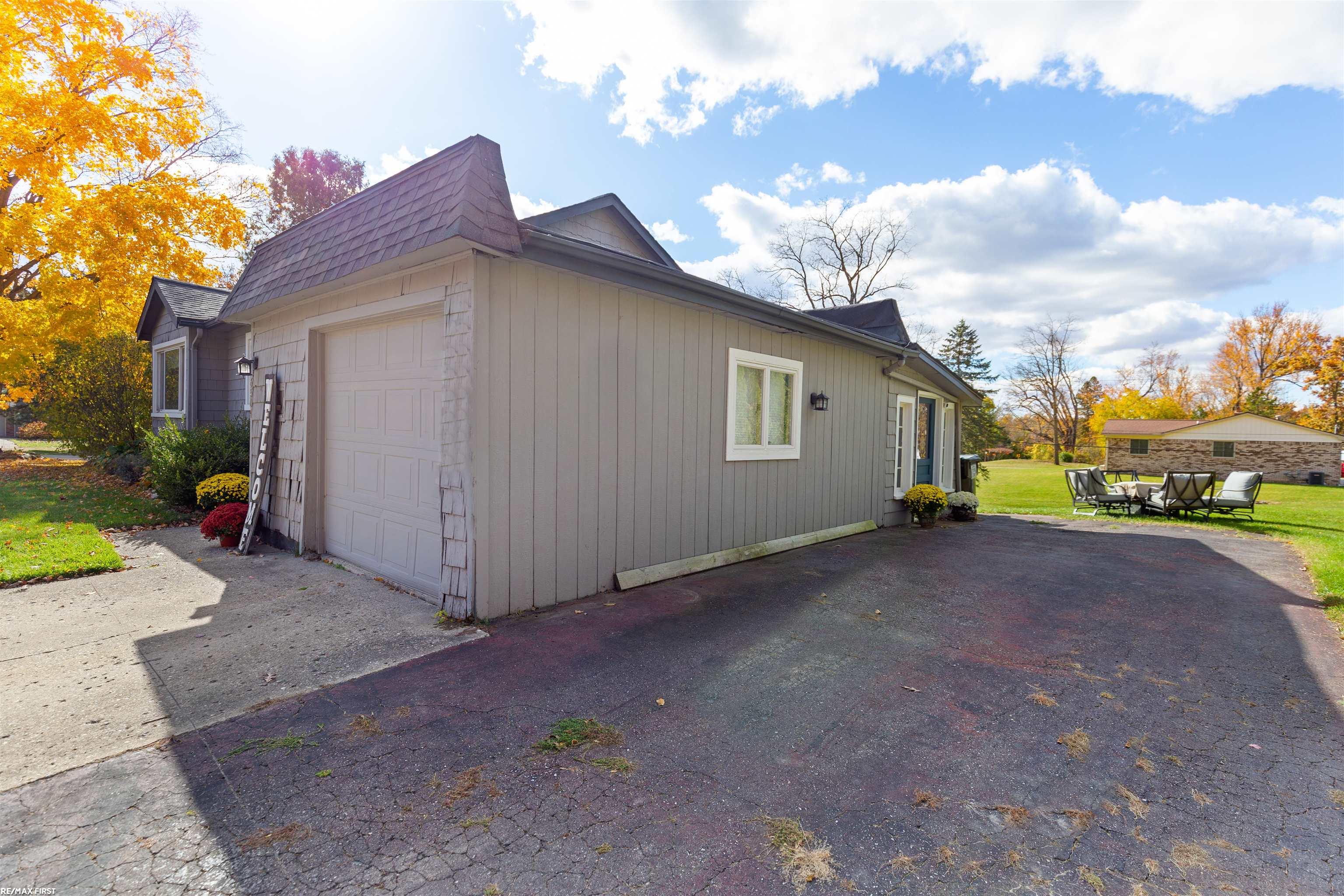 6504 Clarkston Road Clarkston, MI 48346 - Photo 4 of 22 50159787-f4e8ea02-e73b-47f1-acfa-cec3fb83d54b.JPG