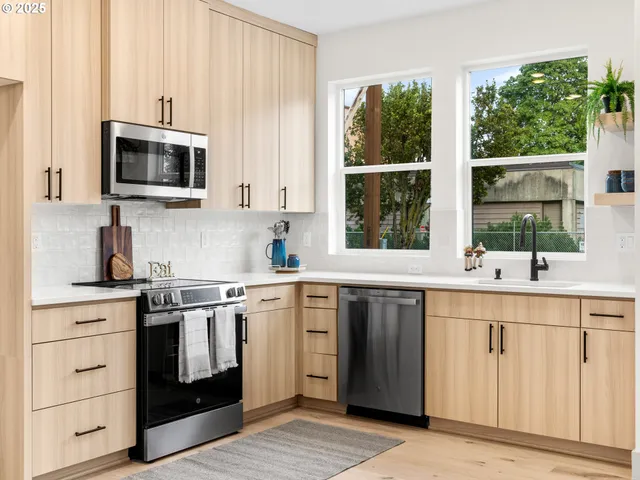 $349,900 | 7385 North Mobile Avenue, Portland, OR 97217