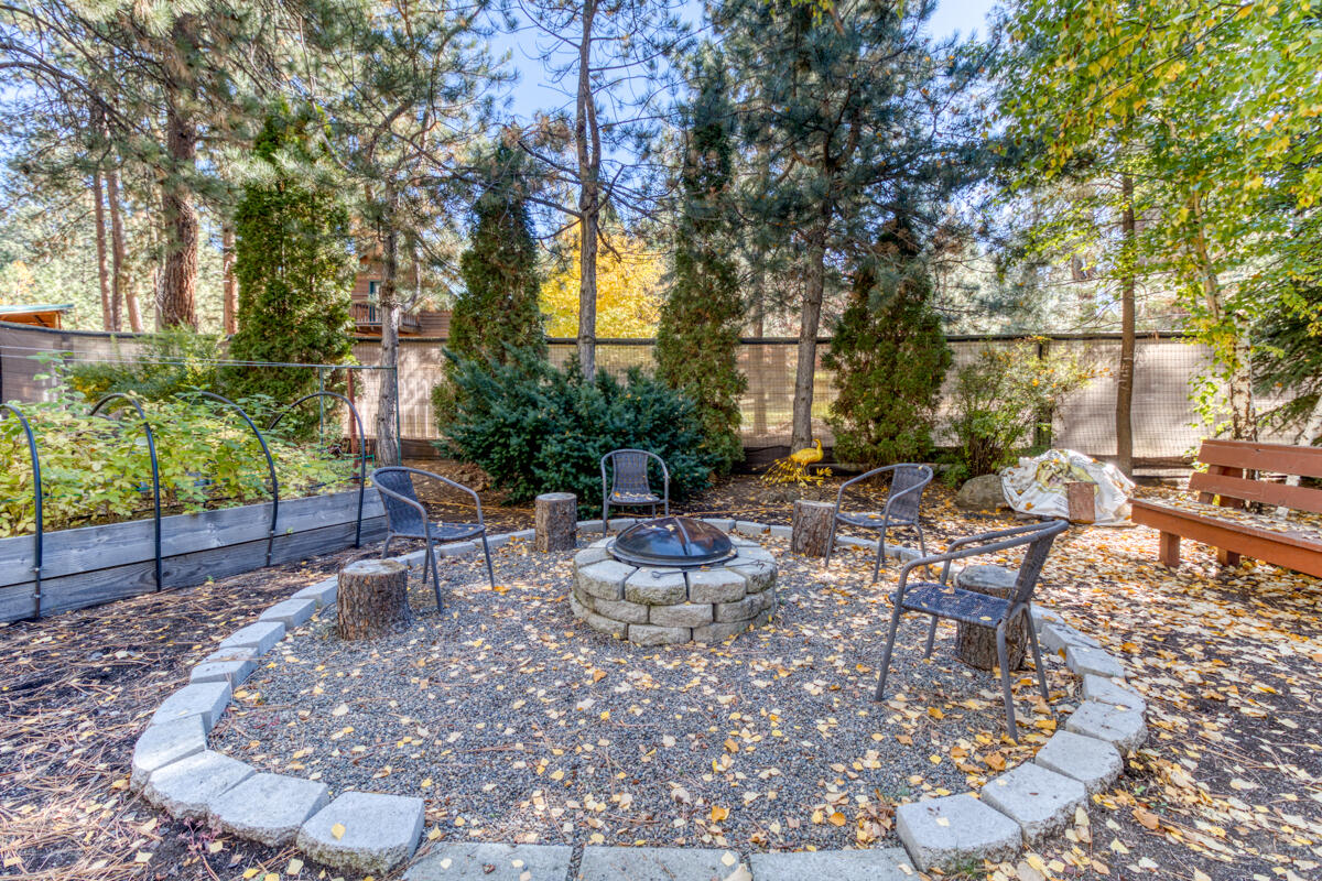 60452 Zuni Road Bend, OR 97702 - Photo 23 of 41 Fire pit off the back deck
