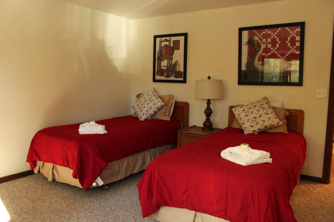 57326-12 Beaver Ridge Loop Sunriver, OR 97707 - Photo 12 of 24 a bedroom with two beds and painting on the wall