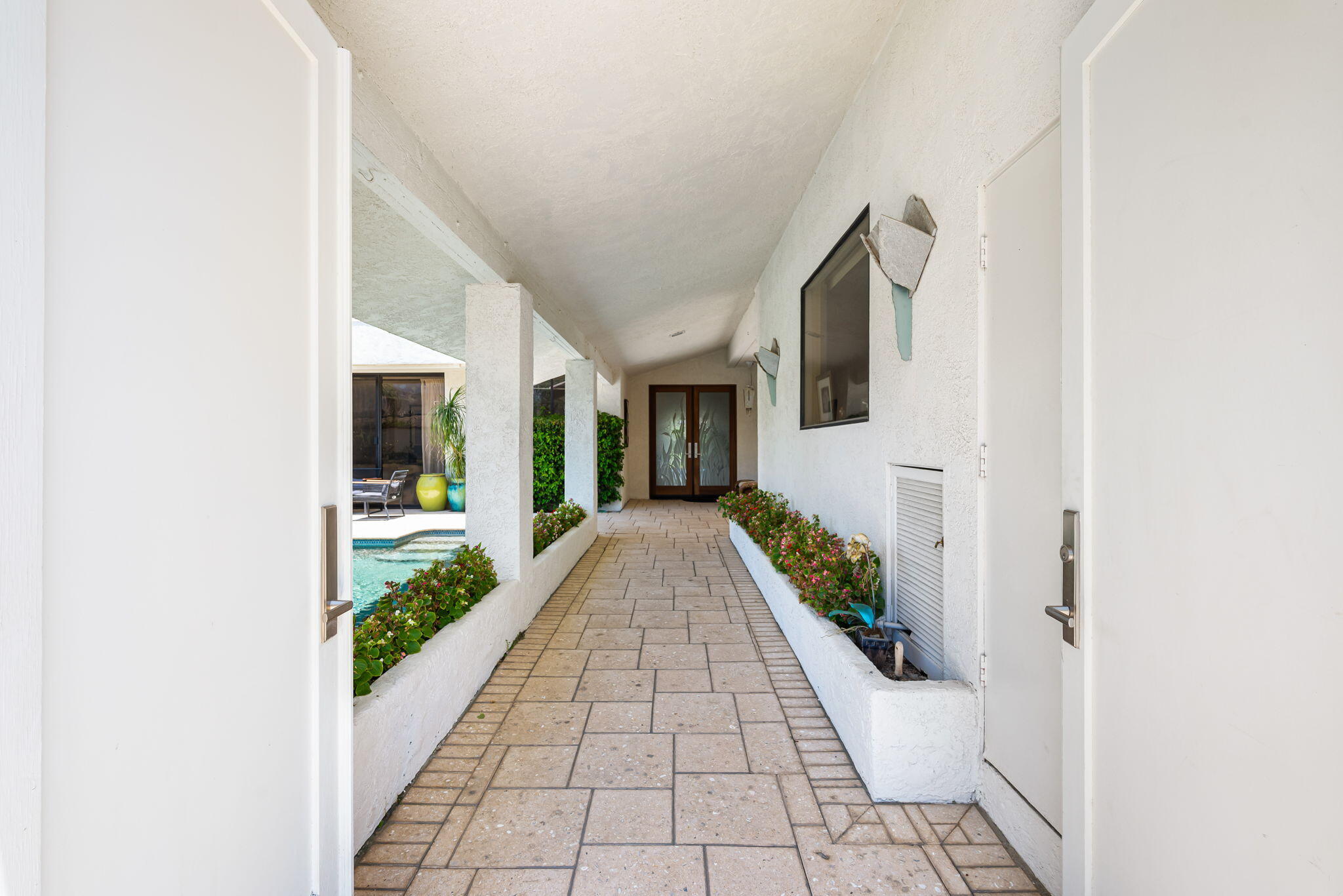 4 Reed Court Rancho Mirage, CA 92270 - Photo 29 of 42 a view of a corridor