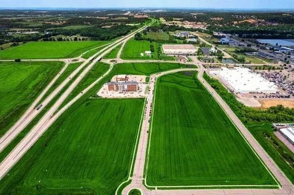 $3,753,000 | 12.52-ac 12.52-ac Gateway, Baraboo, WI 53913