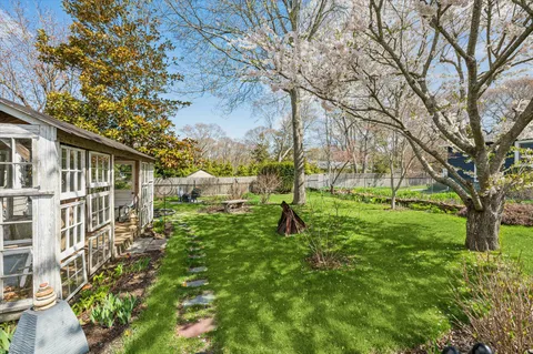$987,500 | 5 Maryland Boulevard, Hampton Bays, NY 11946