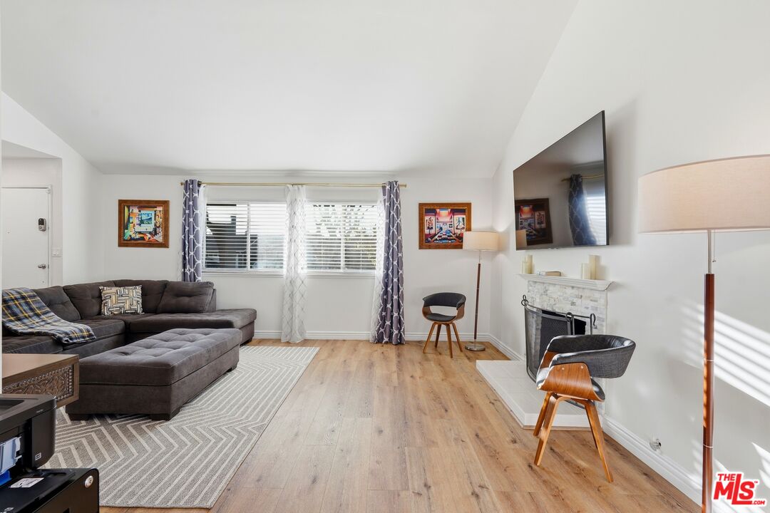 1954 Claudia Avenue Simi Valley, CA 93065 - Photo 4 of 32
