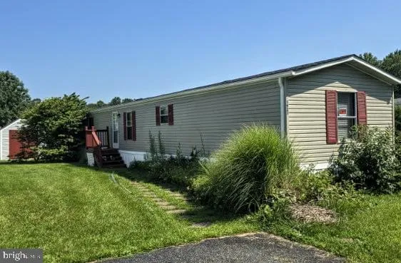 a view of a house with backyard and garden
