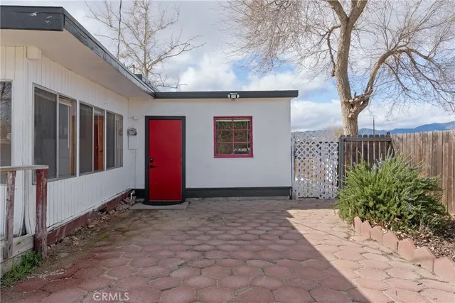 a view of a house with backyard and porch