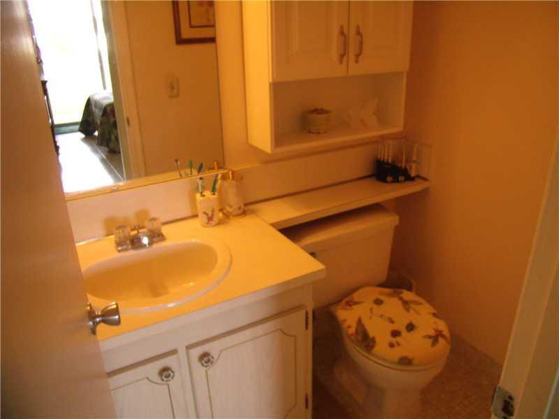 397 Markham R, Unit 397 Deerfield Beach, FL 33442 - Photo 10 of 12 Bathroom
