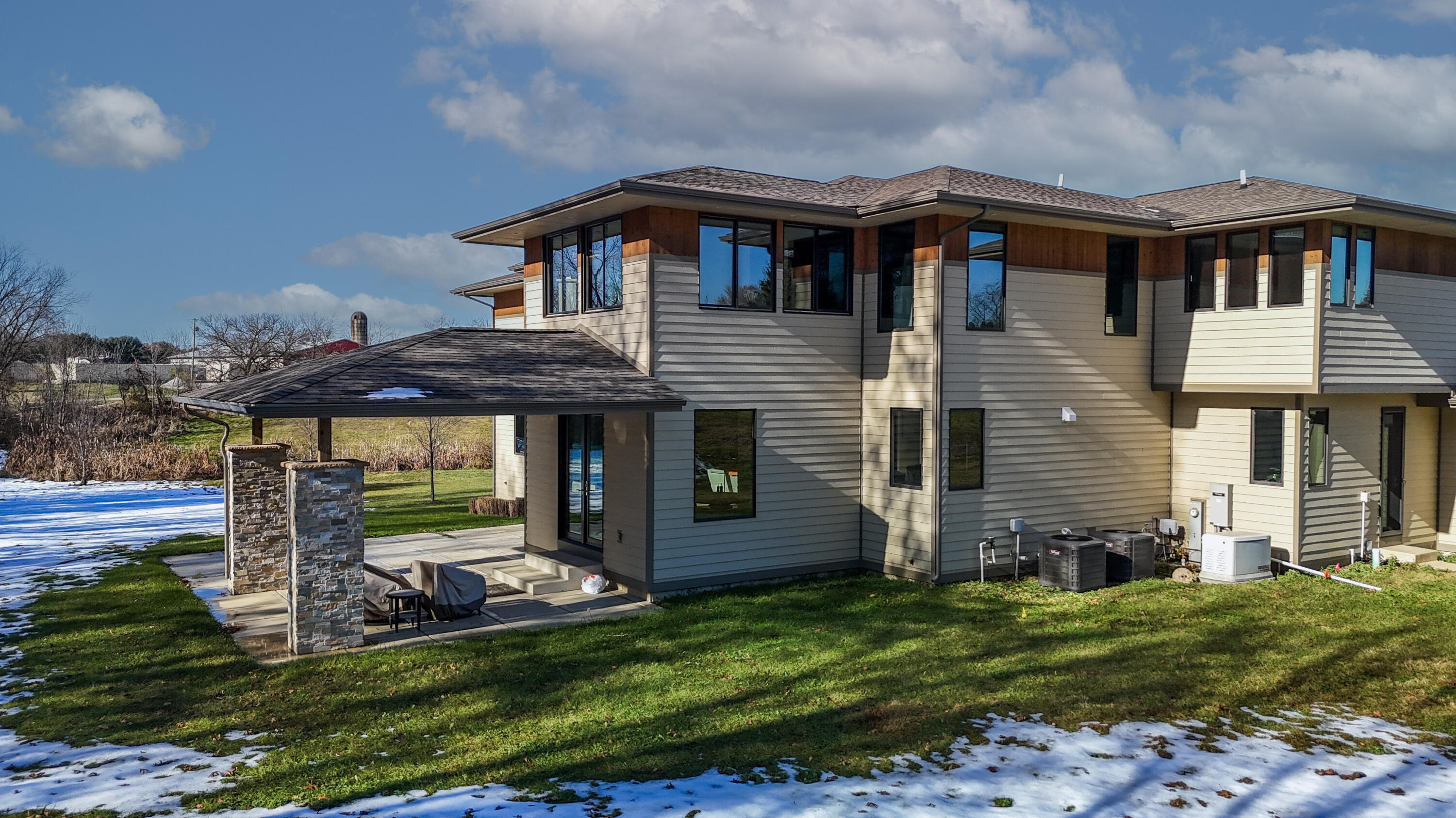 885 North 100 West Valparaiso, IN 46385 - Photo 61 of 65 a front view of a house with a garden