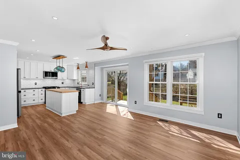 $800,000 | 105 Country Road, Sterling, VA 20165