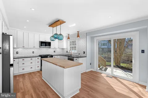 $800,000 | 105 Country Road, Sterling, VA 20165