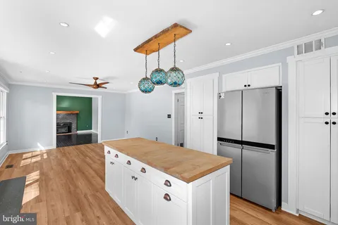 $800,000 | 105 Country Road, Sterling, VA 20165