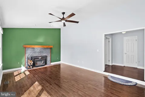 $800,000 | 105 Country Road, Sterling, VA 20165