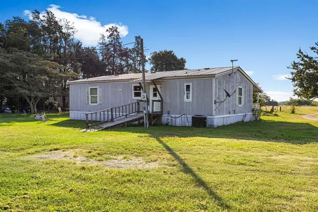 a view of a house with a backyard