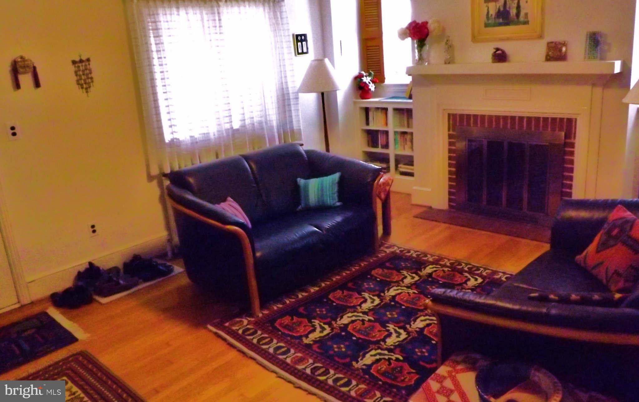 707 McNeill Road Silver Spring, MD 20910 - Photo 4 of 28 Living Room