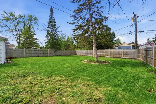 $2,495 | 2506 Rusty Drive, Des Plaines, IL 60018