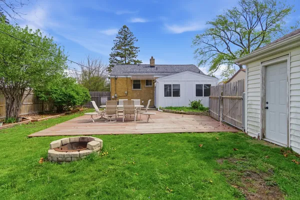 $2,495 | 2506 Rusty Drive, Des Plaines, IL 60018