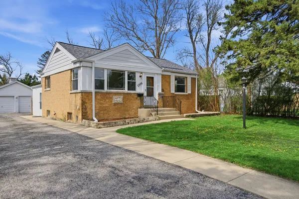 $2,495 | 2506 Rusty Drive, Des Plaines, IL 60018