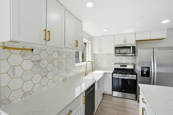 $2,495 | 2506 Rusty Drive, Des Plaines, IL 60018