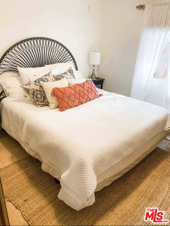 7137 Trask Avenue Playa del Rey, CA 90293 - Photo 42 of 46 a bedroom with a bed and a window