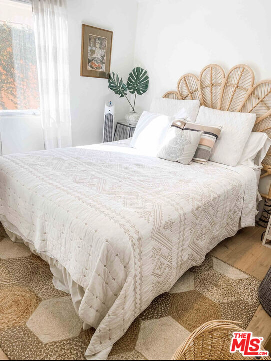 7137 Trask Avenue Playa del Rey, CA 90293 - Photo 44 of 46 a bedroom with a bed and a couch