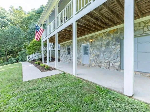 a view of a house with backyard and porch