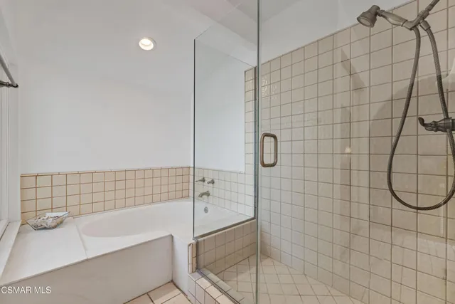 a en suite bathroom with a double vanity sink and a mirror